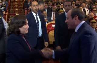 السيسي يكرم أسر الشهداء فى...