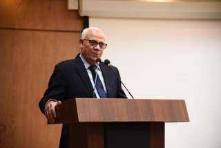 محافظ بورسعيد يلتقي العاملين بإدارات...