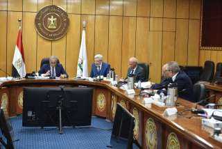 وزير القوى العاملة يرأس إجتماع...
