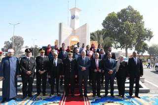 محافظ قنا ومدير الأمن يضعان...