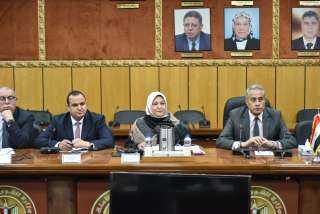 وزير القوى العاملة يتلقى وفد...