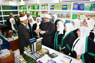 وزير الأوقاف يتفقد جناح المجلس...