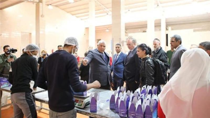 جانب من جولة محافظ الوادى الجديد