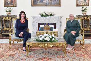 انتصار السيسى ترحب بالسيدة الأولى...