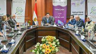 وزير الشباب والرياضة يلتقي عدد...