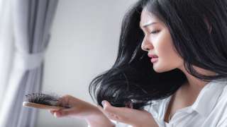 أسباب تساقط الشعر وسبل علاجه