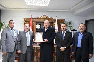 محافظ قنا يستقبل رئيس الاتحاد...