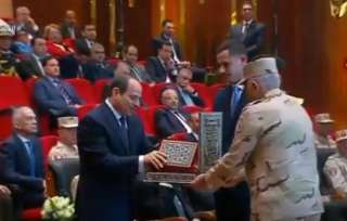 بالفيديو..رئيس سايلو فودز يهدي نسخة...