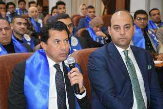 وزير الشباب والرياضة يلتقي أعضاء...