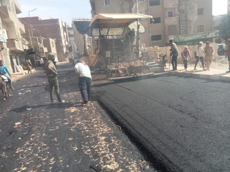 الوحدة المحلية لمركز ديرمواس بالمنيا تواصل أعمال رصف ورفع كفاءة الطرق