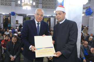 محافظ الجيزة يكرم القارئ ماهر...