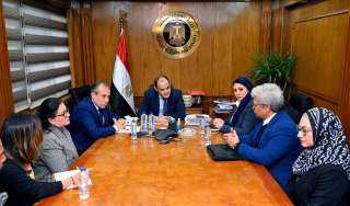 وزير التجارة والصناعة يلتقي وفد...