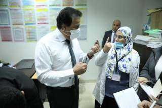 وزير الصحة يراجع انتظام العاملين...