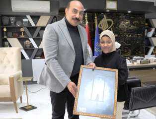 محافظ أسوان يستقبل صاحبة الموهبة...