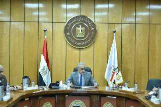 وزير القوى العاملة يجتمع مع...