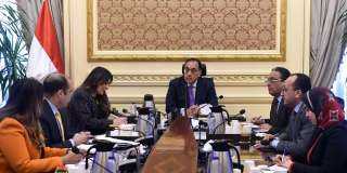 رئيس الوزراء يستعرض مع رئيس...