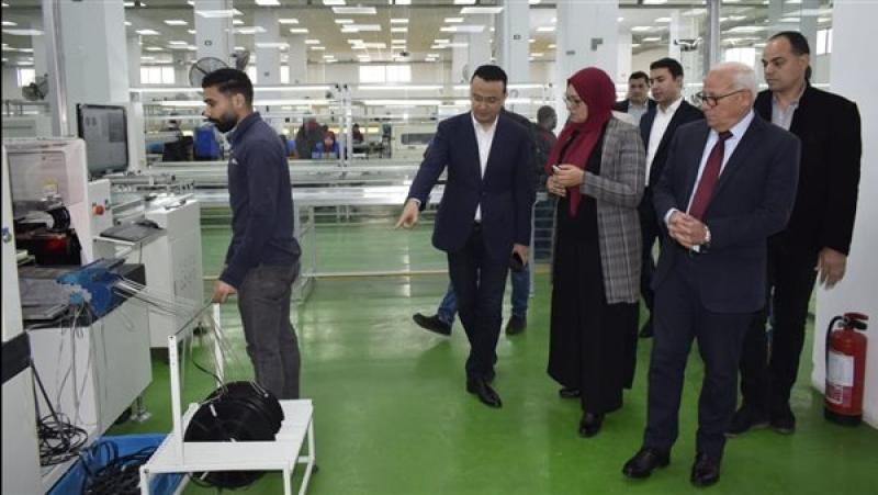 محافظ بورسعيد ووزير الصناعة الأوزباكستاني