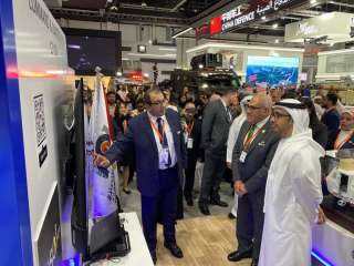 وزير خارجية الإمارات يتفقد جناح...
