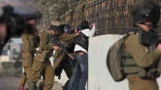 اشتباكات دموية بين الفلسطينيين وقوات...