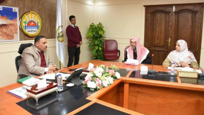 محافظ مطروح خلال استماع إلي شكوى من أحد المواطنين