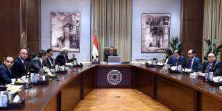 رئيس الوزراء يستعرض مع وزير...