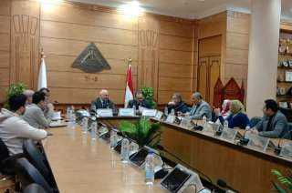 رئيس جامعة بنها يعقد اجتماعاً...