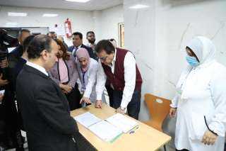 وزير الصحة يتفقد مركز طب...