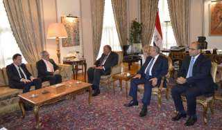 وزير الخارجية يستقبل وفداً من...