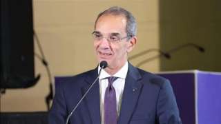 وزير الاتصالات يستعرض أمام السيسي...