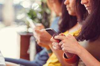 طبيبة أعصاب تكشف مخاطر التواجد...