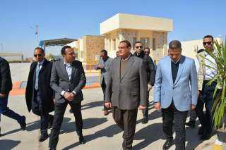 وزير التنمية المحلية يتفقد مصنع...