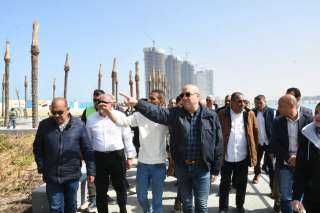 وزير الإسكان يتفقد سير العمل...