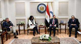 وزير البترول يلتقى وفداً من...
