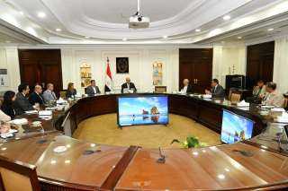 وزير الإسكان يستعرض التصميمات الداخلية...