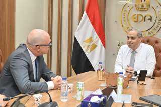 رئيس هيئة الدواء المصرية يجتمع...
