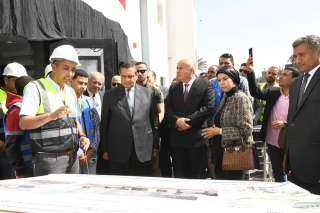 وزير التنمية المحلية ومحافظ قنا...