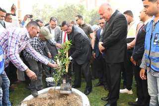 وزير التنمية المحلية ومحافظ قنا...