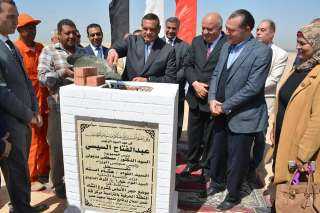وزير التنمية المحلية ومحافظ قنا...