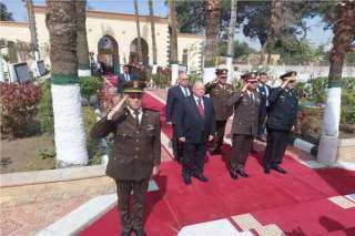 محافظ القاهرة يضع إكليلًا من...