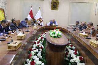 محافظ الوادي الجديد يعقد اجتماعًا...
