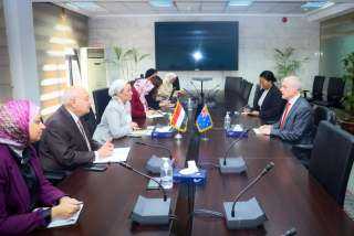 وزيرة البيئة تناقش مع السفير...