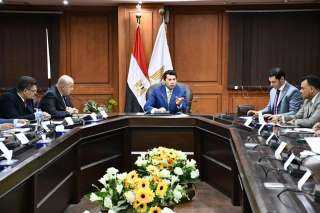 وزير الرياضة يتابع الموقف التنفيذى...