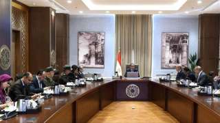 رئيس الوزراء يتابع موقف توصيل...