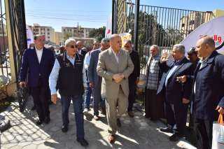 محافظ أسيوط يتفقد أقسام معرض...