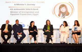 قمة المرأة المصرية تكرم وزيرة...