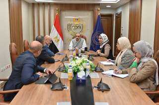 رئيس هيئة الدواء المصرية يجتمع...