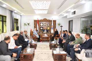 محافظ قنا يستقبل وفد مؤسستي...