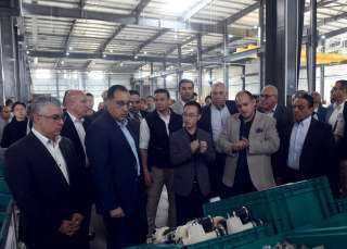 رئيس الوزراء يتفقد مصنع شركة...