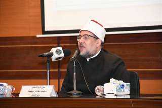 وزير الأوقاف يكرم المشاركين في...