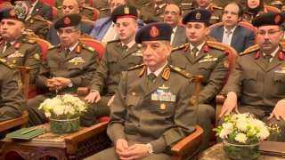 وزير الدفاع يشهد مناقشة البحث...